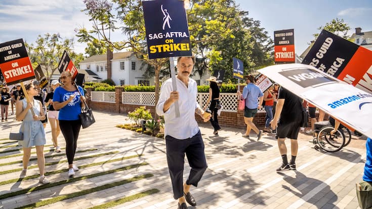 Carlos Leal en grève et manifestant à Hollywood au nom du syndicat SAG-AFTRAtes aux Etats-Unis.</p>