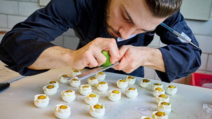 <p>Imperturbable, le Vaudois Corentin Comte, 22 ans, a «déroulé» durant toute la finale. Ici, il donne la touche finale à ses pavlovas exotiques.</p>