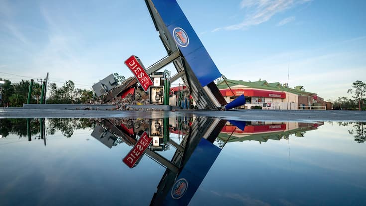30 août 2023, Perry, Floride. Une tempête a ravagé une station-service, qui se reflète dans l’inondation provoquée par l’ouragan «Idalia», classé catégorie 3 sur une échelle de 5. Plus de 1 million d’habitants de la région avaient été évacués.