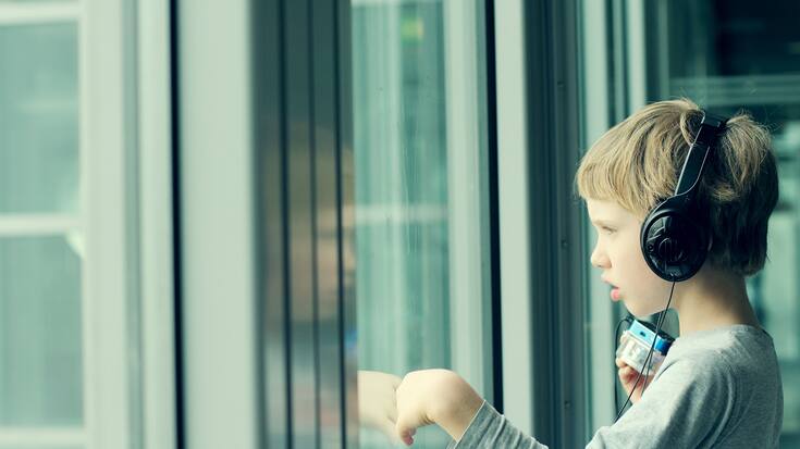 jeune enfant atteint d'autisme