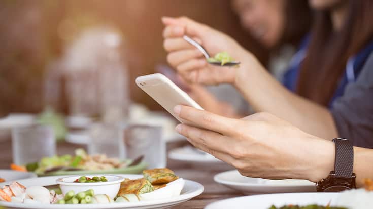 manger avec un écran smartphone table