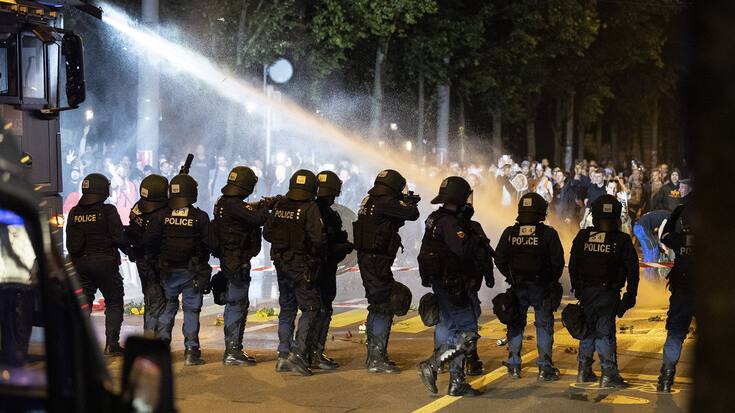 Die Polizei setzt Wasserwerfer und Gummischrot ein, am Mittwoch, 23. September 2021, in Bern. Die Kantonspolizei Bern wappnet sich gegen eine unbewilligte Kundgebung von Coronamassnahmen Gegner und will diese unterbinden. (KEYSTONE/Peter Schneider)