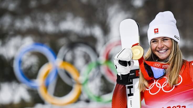 epa09757759 Gold medalist Corinne Suter of Switzerland celebrates during the victory ceremony of the women's downhill race at the Beijing 2022 Olympic Games at the Yanqing National Alpine Ski Centre Skiing, Beijing municipality, China, 15 February 2022.  EPA/JEAN-CHRISTOPHE BOTT