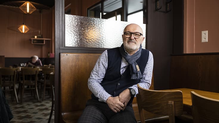 Le patron du CafÃ© des Bouchers, Graziano De Luca, pose dans son Ã©tablissement, le mercredi 2 fÃ©vrier 2022 Ã  Malley. (Â© Gabriel Monnet/ LâillustrÃ©)