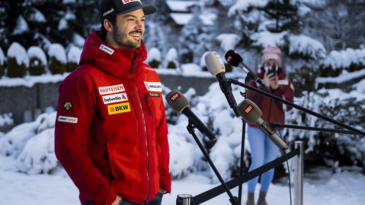 Loic Meillard, Schweizer Skirennfahhrer spricht mit Journalisten an einem Point de Presse von Swiss-Ski, am Freitag, 7. Januar 2022 in Adelboden. In den naechsten zwei Tagen finden hier die Internationalen Weltcuprennen statt. (KEYSTONE/Jean-Christophe Bott)