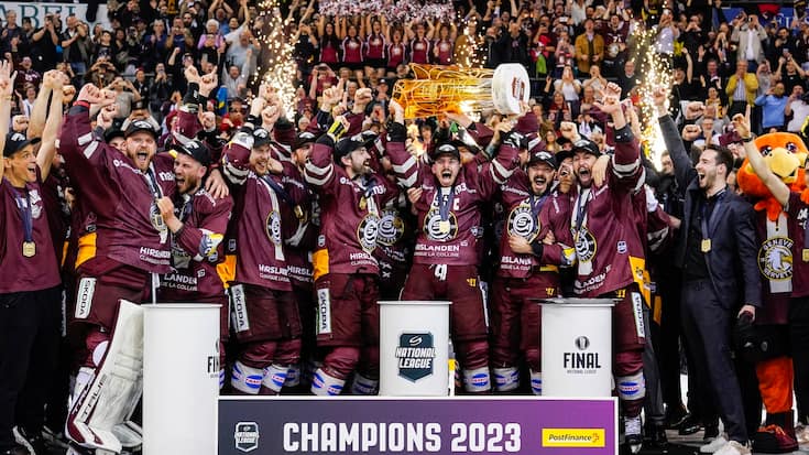 Le Genève-Servette Hockey Club, champion suisse, soulevant la coupe 