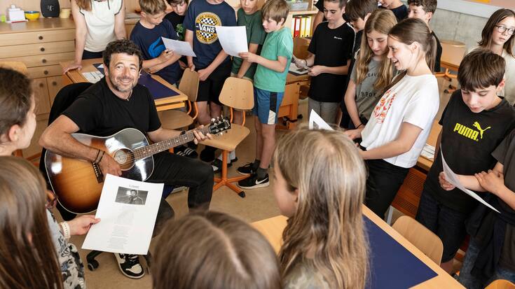 Patrick Bruel en visite dans une classe primaire de Saint-Martin (FR)