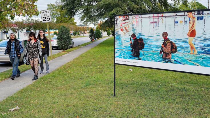 De la provocation? Un autre des grands panneaux images de Michael von Graffenried montre des soldats s’entraînant dans une piscine.