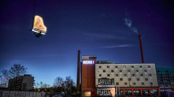 Le musicien inventeur de Piano Vertical Alain Roche répète à Munich