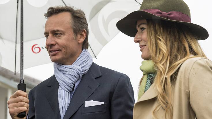 Ernesto Bertarelli, gauche, et sa femme Kirsty Bertarelli, droite, de la Fondation Bertarelli, lors de l'ouverture du chantier du futur parc animalier de La Garenne ce mardi 27 mai 2014 a Le Vaud. Le futur parc animalier d'une grandeur de 30'000 metres carres, coutera 14,5 millions de francs dont une grande partie du financement provient de la Fondation Bertarelli. (KEYSTONE/Jean-Christophe Bott)