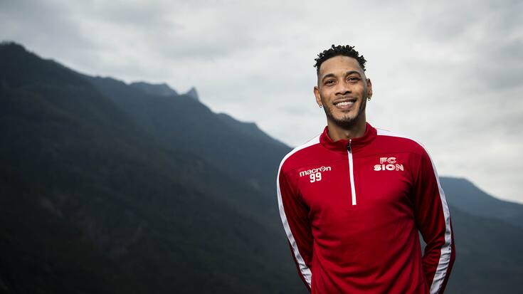 Guillaume Hoarau, le nouveau joueur du FC Sion, pose apres un entrainement le samedi 19 septembre 2020 a Riddes. (KEYSTONE/Jean-Christophe Bott)