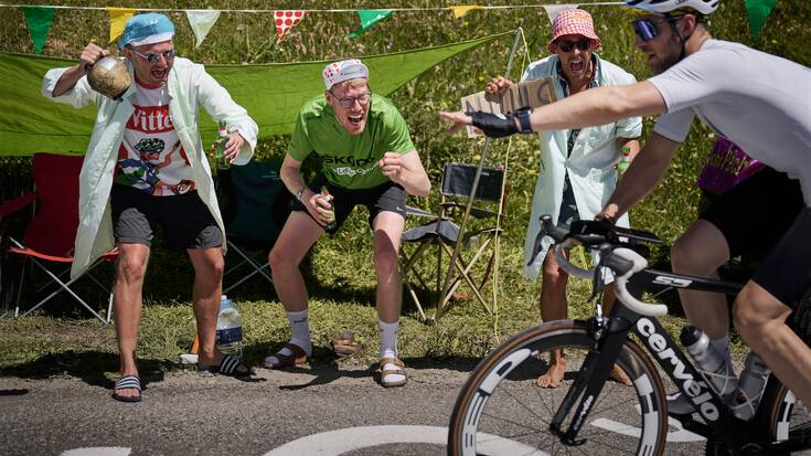 Ambiance et ferveur populaire avec les amoureux du cyclisme qui se sont rassemblés au Col de la Croix pour le passage de la 9ème étape du Tour de France, le 10 juillet 2022