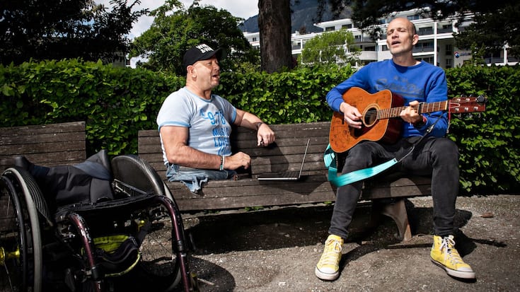 Jérémie Kisling et Gérald Métroz travaillent leur musique dans un parc de Martigny.