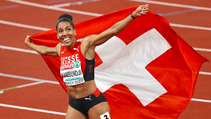 Mujinga Kambundji célèbre sa médaille d'or obtenue lors du 200m aux Championnats d'Europe Munich