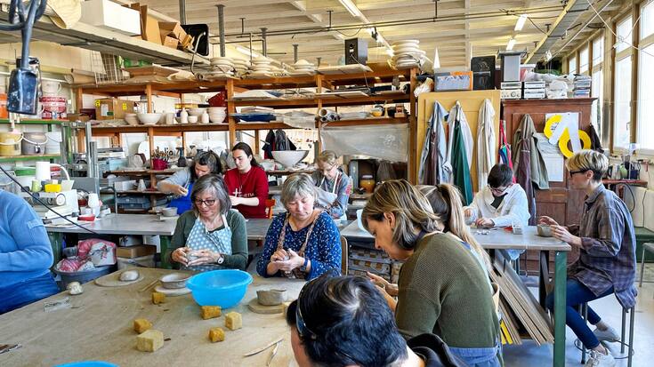 Très studieux, les 27 participants ont chacun reçu 400 grammes de grès pour réaliser leur pot.