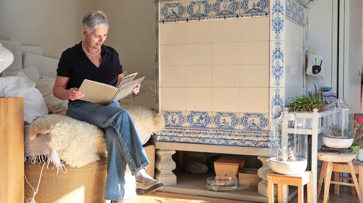 La documentariste Susanna Fanzun chez elle, à Scuol, feuillettant le story-board de son film «I Giacometti»