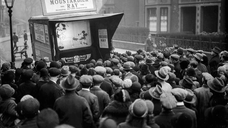 A Londres, en 1931, un cinéma mobile financé par deux candidats à une élection locale projette un film de Mickey pour gagner des votes.