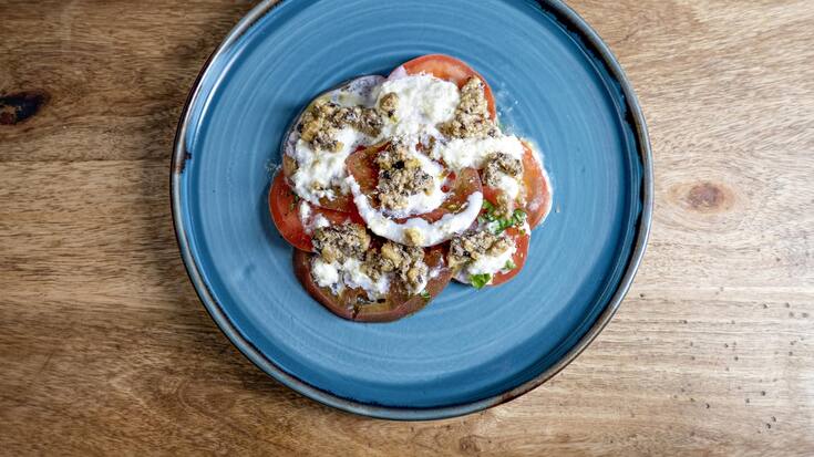 Carpaccio de tomate marinée et pesto de noix