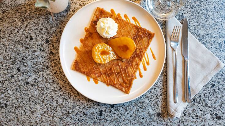 Crêpes au caramel beurre salé et poires pochées