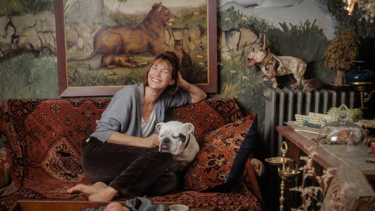 Jane Birkin en 2001 avec son bouledogue Dora