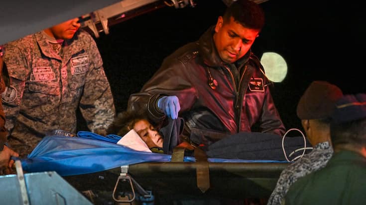 <p>Les miraculés de la jungle (ici le seul garçon de la fratrie, Tien Noriel, 5 ans) à leur arrivée à Bogotá samedi dernier. Epuisés après cinq semaines de survie sous la conduite de la sœur aînée, les quatre enfants recouvrent rapidement des forces. Mais le fait d’avoir assisté à la mort de leur mère, grièvement blessée dans le crash de l’avion, leur laisse en revanche des blessures psychologiques qui seront longues à cicatriser.</p>