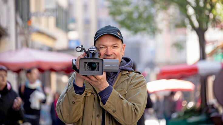 Jean-Stéphane Bron lors du tournage de sa série documentaire dans la rue de l'Ale à Lausanne