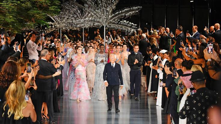 Giorgio Armani sous une pluie d’applaudissements après son défilé de mode One Night Only à l’Hôtel Armani de Dubaï en 2021