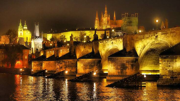 Vue nocturne du pont Charles et du château de Prague.