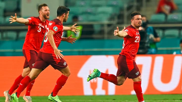 epa09288821 Xherdan Shaqiri (R) of Switzerland celebrates after scoring the 2-0 goal during the UEFA EURO 2020 group A preliminary round soccer match between Switzerland and Turkey in Baku, Azerbaijan, 20 June 2021. EPA/Ozan Kose / POOL (RESTRICTIONS: For editorial news reporting purposes only. Images must appear as still images and must not emulate match action video footage. Photographs published in online publications shall have an interval of at least 20 seconds between the posting.)