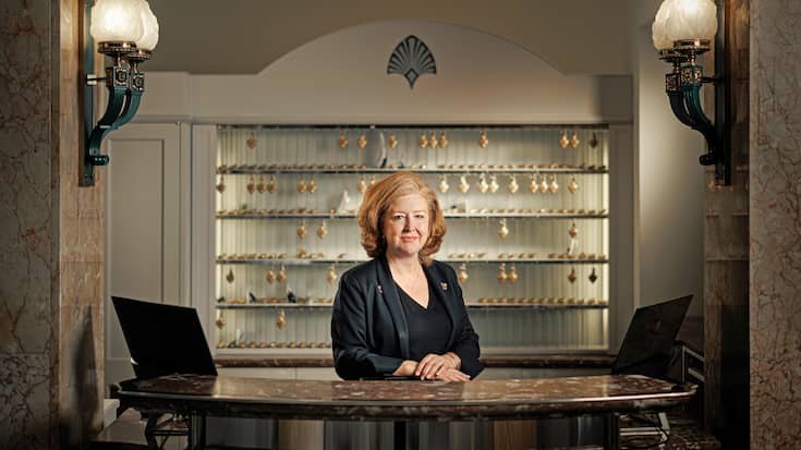 La cheffe concierge Sylvie Gonin derrière son desk, à l’entrée du Beau-Rivage Palace