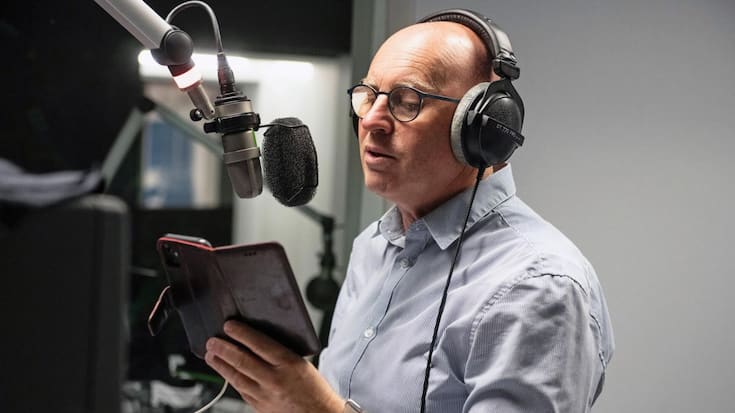 Chaque soir, de 22 h à 24 h, Jean-Marc Richard (63 ans) anime depuis bientôt treize ans l’émission radio «La ligne de cœur» depuis un studio de Berne