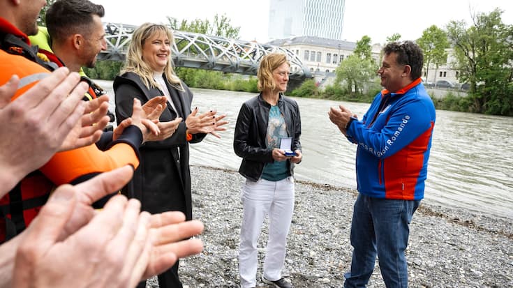 La journaliste Maya Chollet a reçu la médaille de la Société suisse de sauvetage le 7 mai sur les lieux de son acte héroïque