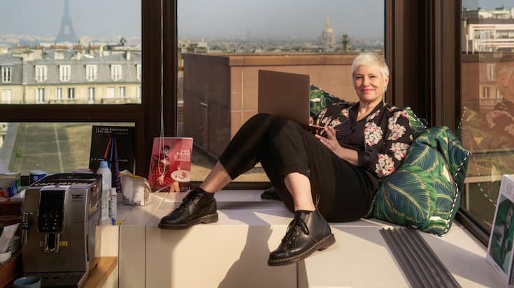 Maïtena Biraben photographiée dans les locaux de son agence de production à Paris.