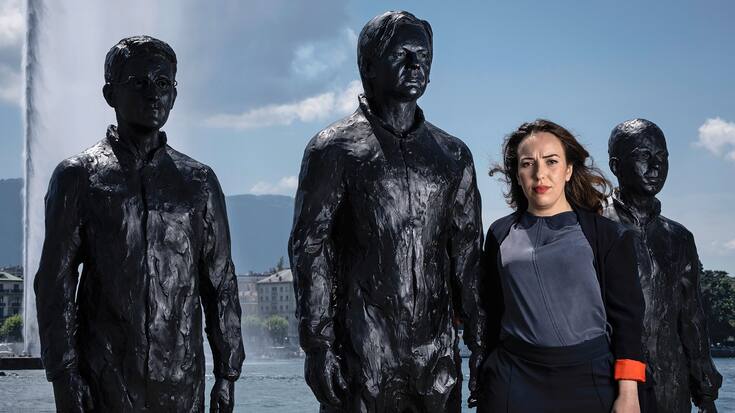 Stella Morris avec la statue des lanceurs d'alerte Edouard Sowden, Julian Assange et Chelsea Manning,