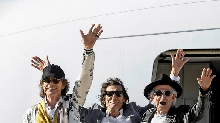 Les membres des Rolling Stones saluent leur arrivée à l'aéroport Adolfo Suarez Madrid-Barajas, à Madrid, en Espagne, le 26 mai 2022. 