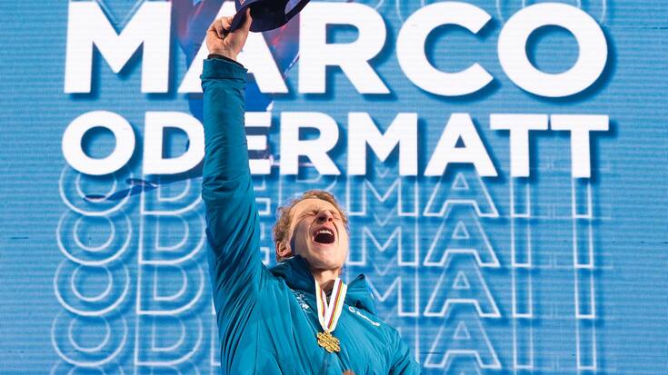 Marco Odermatt reçoit sa médaille d’or lors des Mondiaux de ski.