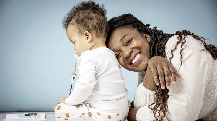 Licia Chery posant avec son fils Aïden