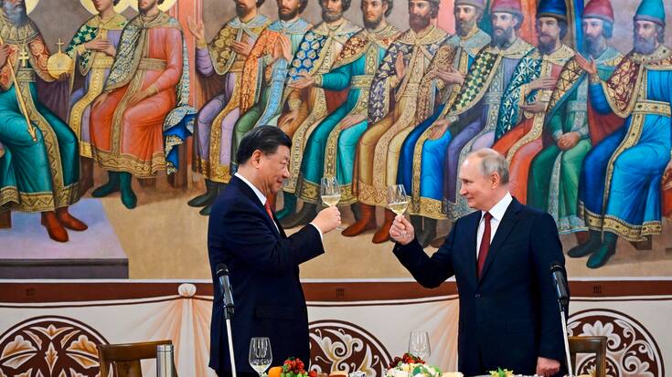 Le président chinois, Xi Jinping, et le président russe, Vladimir Poutine, trinquent lors d’une réception
