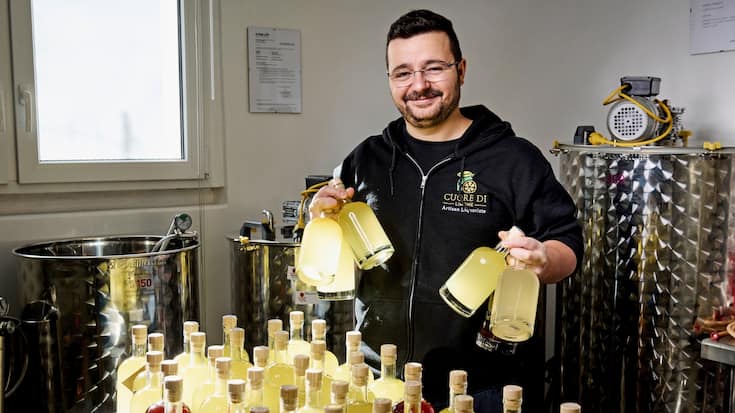 Davide Di Francesco pose avec sa dernière production de limoncello mais aussi de liqueurs de mûres, de framboises et de fraises