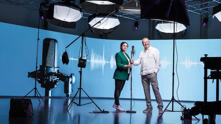 Les doubleurs Aurélie Candaux et Nicolas Nyfeler prennent la pose dans le vaste espace du studio Mystik, à Cortaillod (NE)