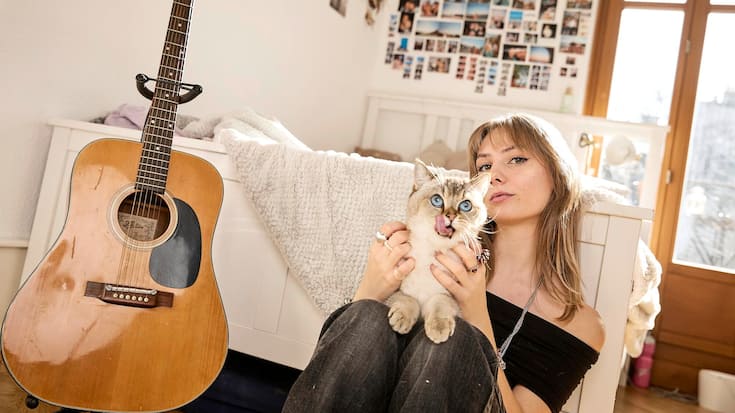 La chanteuse Mae chez elle, à Genève