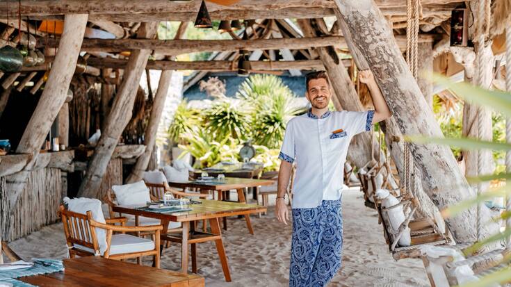 David Plaschy qui a grandi à Veyras en Valais, vit en Indonésie, au Bawah Reserve, où il occupe le poste de Food and Beverage Manager.