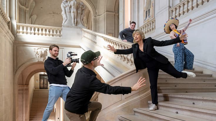 Le 11 mars dernier à Genève, dans l’escalier monumental du Musée d’art et d’histoire, Gary Grenier (casquette) dirige Brigitte Rosset, filmée par le chef opérateur Nathan Häusermann.