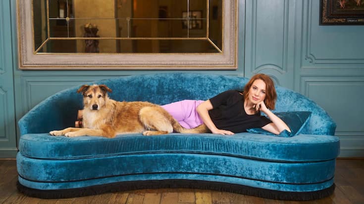 La comédienne franco-suisse Laetitia Dosch avec le chien-acteur Kodi, star de son premier film en tant que réalisatrice «Le procès du chien»