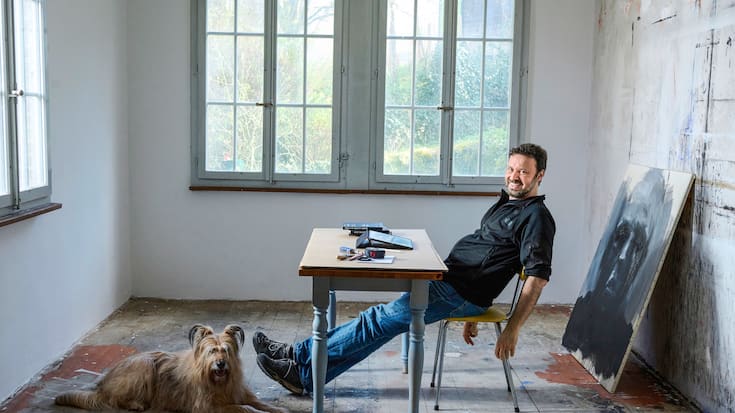 Le dessinateur de presse Pitch Comment dans sa maison en Ajoie présente avec sa chienne Cora son futur atelier, en travaux