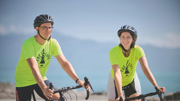 Matthew Wake et sa fille Emily ont revêtu le t-shirt à l’image de Zoé4life, association luttant contre le cancer de l’enfance