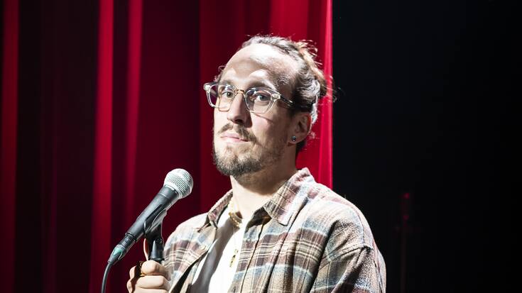 Yoann Provenzano, humoriste et présentateur du jeu télévisé "Cash", pose sur la scène du théâtre du Martolet à  Saint-Maurice, le mercredi 13 octobre 2021.