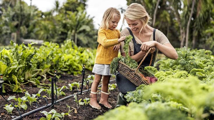 Mère jardinant avec sa fille.