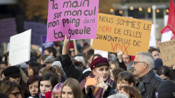 Des femmes tiennent des pancartes "Ta main sur mon cul mon poing dans ta gueule" lors d'une manifestation contre les violences sexistes et sexuelles ce samedi 23 novembre 2019 a Lausanne. La journee internationale pour l'elimination de la violence a l'egard des femmes est celebree le 25 novembre et soutenue par l'Organisation des Nations unies, ONU. (KEYSTONE/Laurent Gillieron)