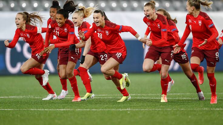 Foto: Sven Thomann, 13.4.2021, Thun: Frauen Europameisterschaft Qualifikation Play Off Schweiz - Tschechien. Schweizer Jubel nach dem Sieg im Penaltyschiessen Coumba Sow (SUI) Alisha Lehmann (SUI) Riola Xhemaili (SUI) Julia Stierli (SUI) Ana-Maria Crnogorcevic (SUI)